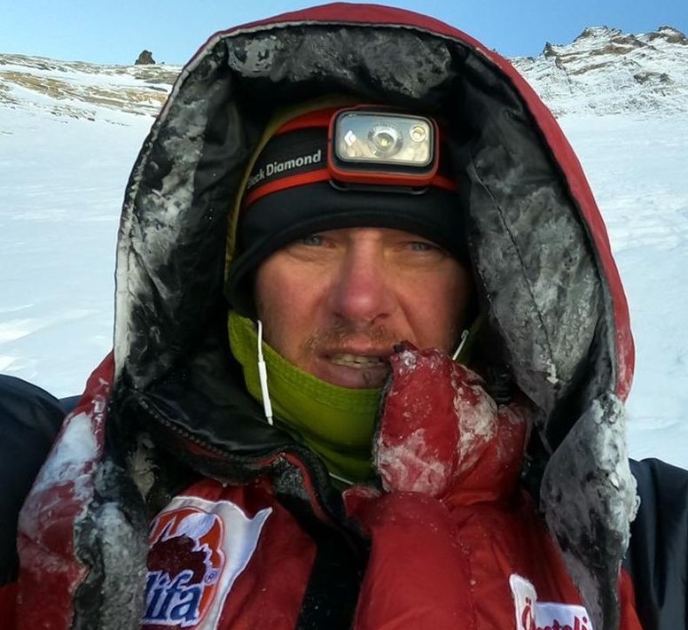 Everest - Lavina miatt vissza kellett fordulnia Varga Csabának