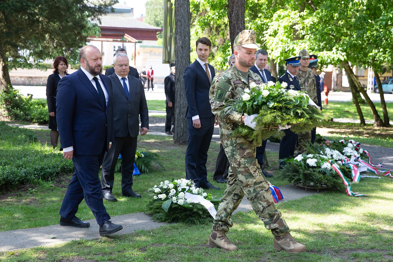 Koszorúzások a szőnyegbombázás 77. évfordulóján