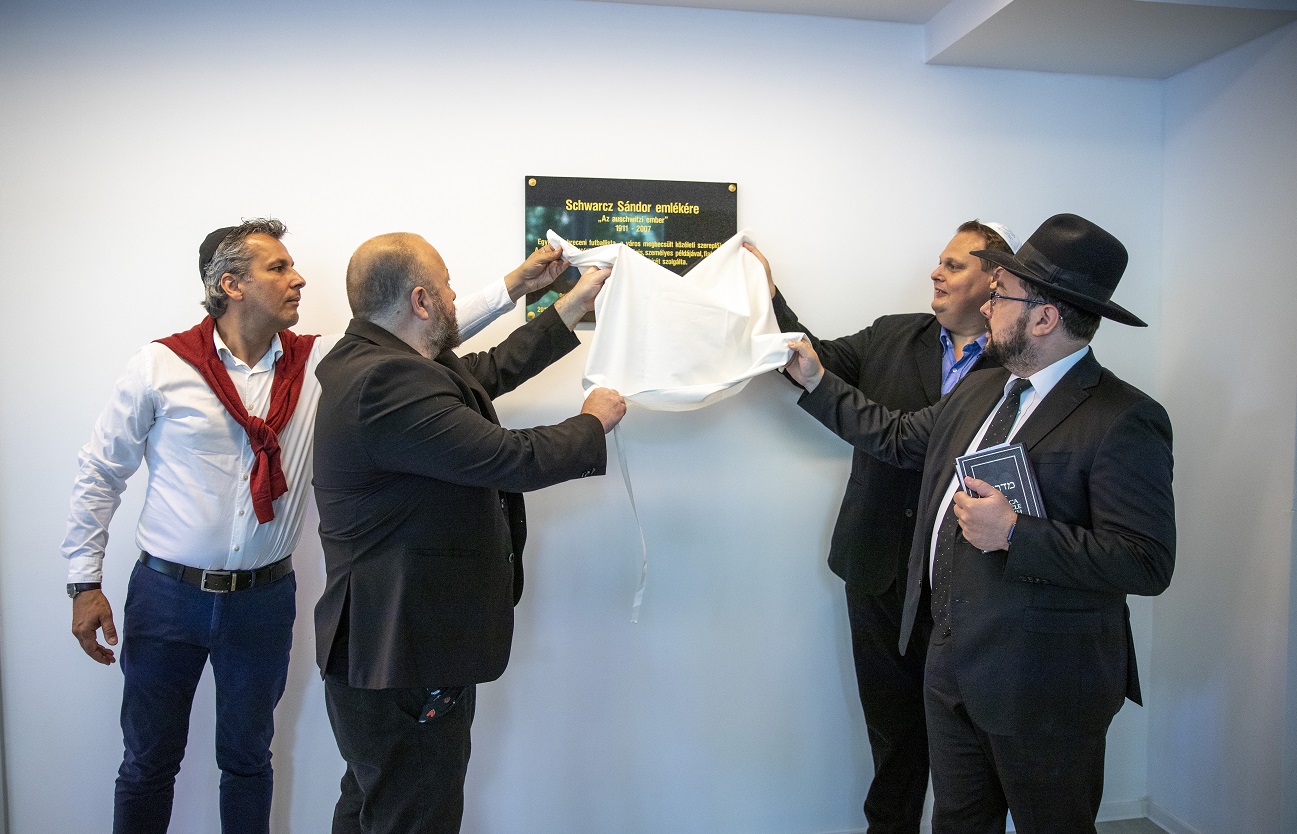 Végleges helyre került Schwarz Sándor emléktáblája 