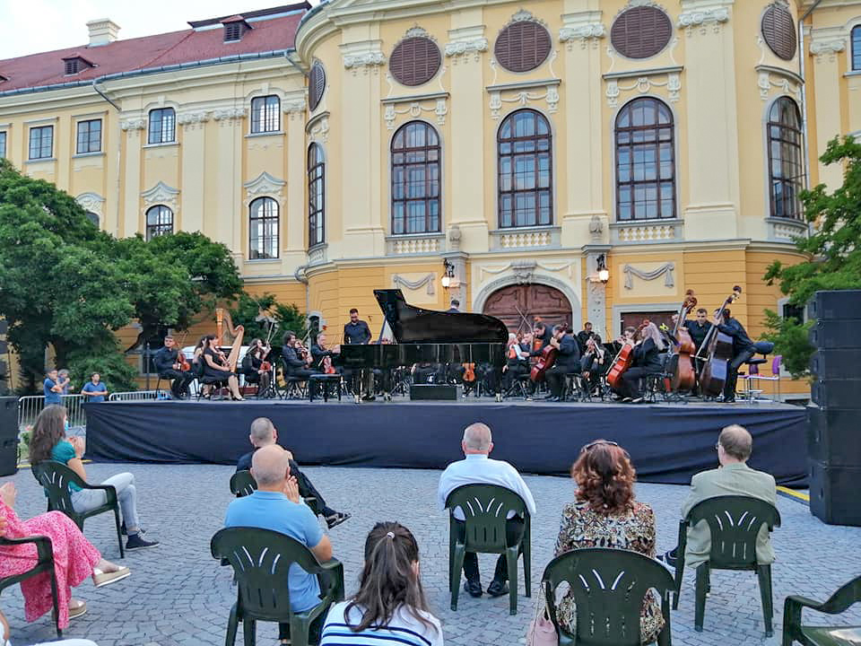 Csajkovszkij határtalanul ? Nyáresti hangverseny a nagyváradi barokk palota kertjében