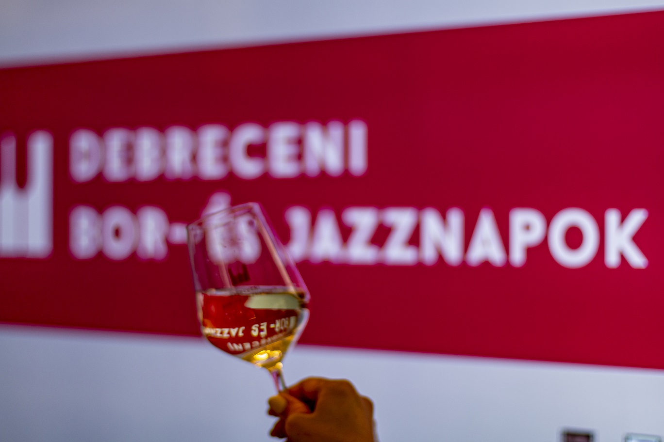 Pincehideg borokkal a kezünkben, andalító jazz zenére lazulhatunk a nyári kánikulában a Debreceni Bor-és Jazznapokon