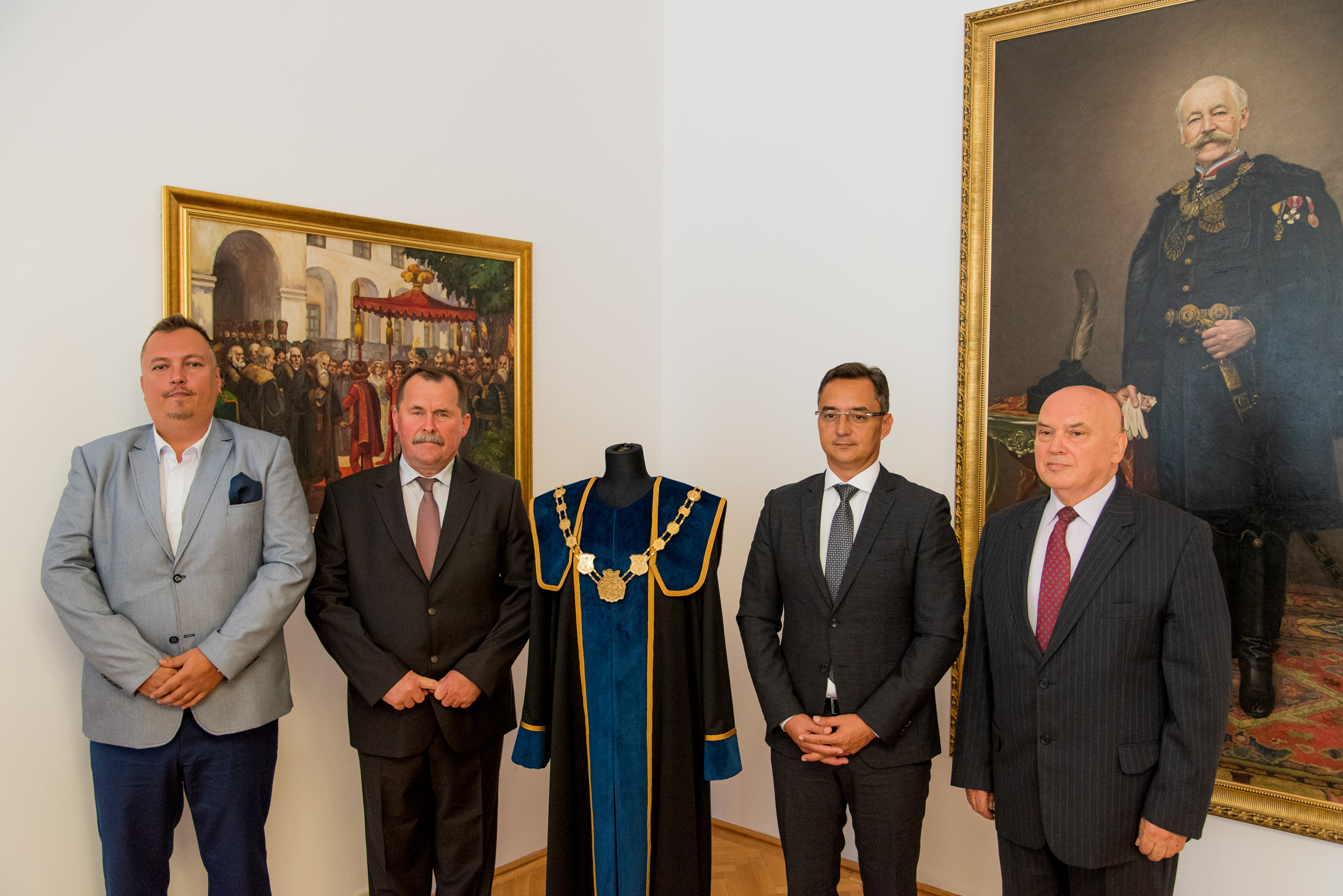 Papp László polgármester átvette a Debrecen városnak szánt ajándékot