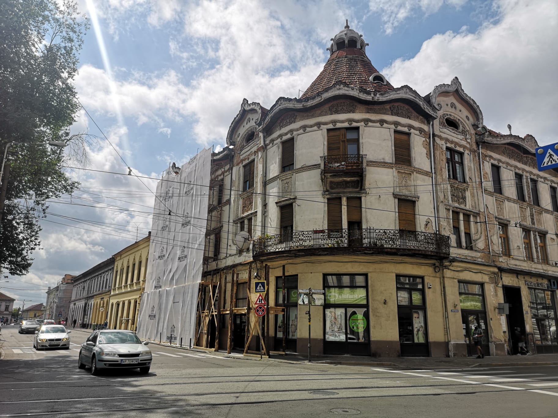 Megkezdődött a Füchsl-palota felállványozása