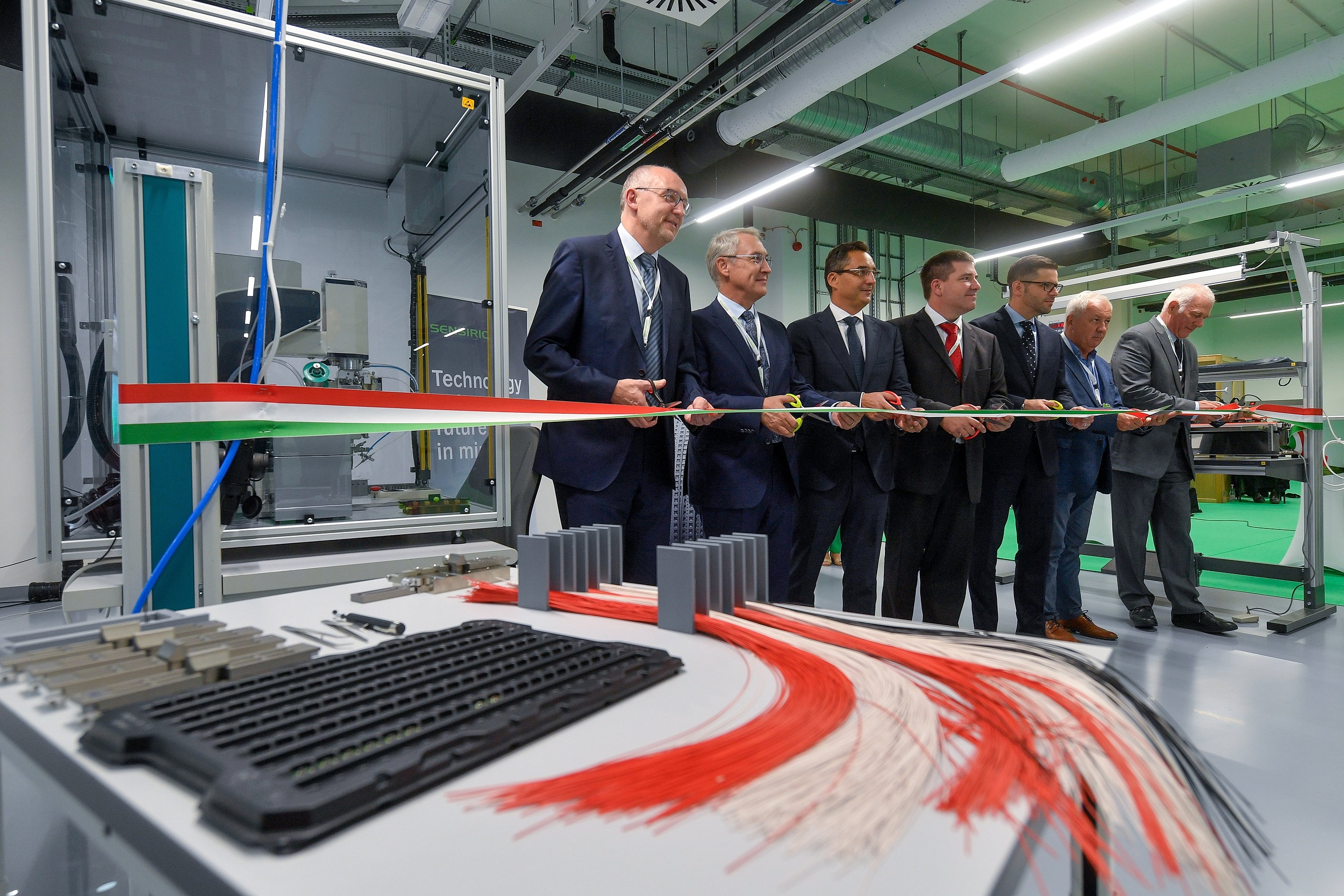 Átadták a svájci Sensirion elektronikai üzemét Debrecenben