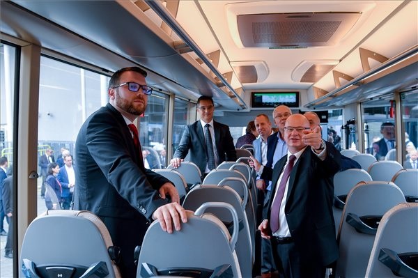 Bemutatták az Inter Traction Electrics Kft. új távolsági autóbuszát Debrecenben
