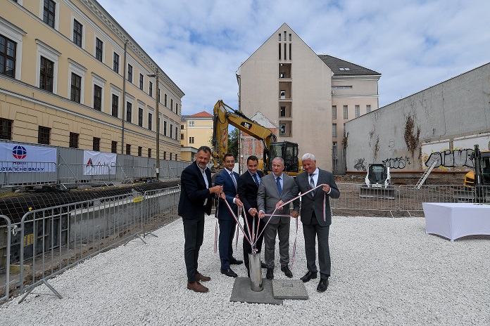 Négycsillagos szálloda alapkövét tették le Debrecenben