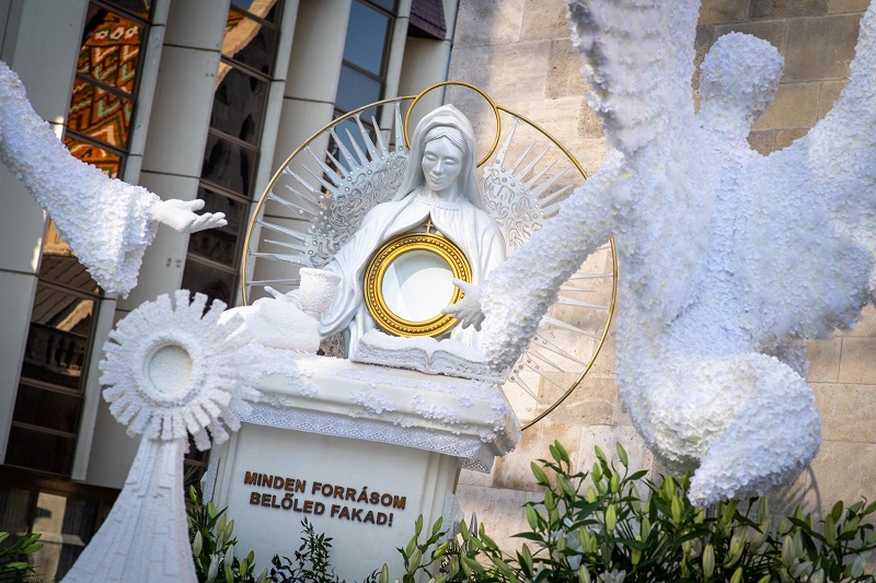 Eucharisztikus virágkocsi a székesegyház előtti téren