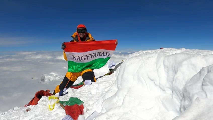 Nagyvárad feliratú magyar zászló a Dhaulagiri csúcsán