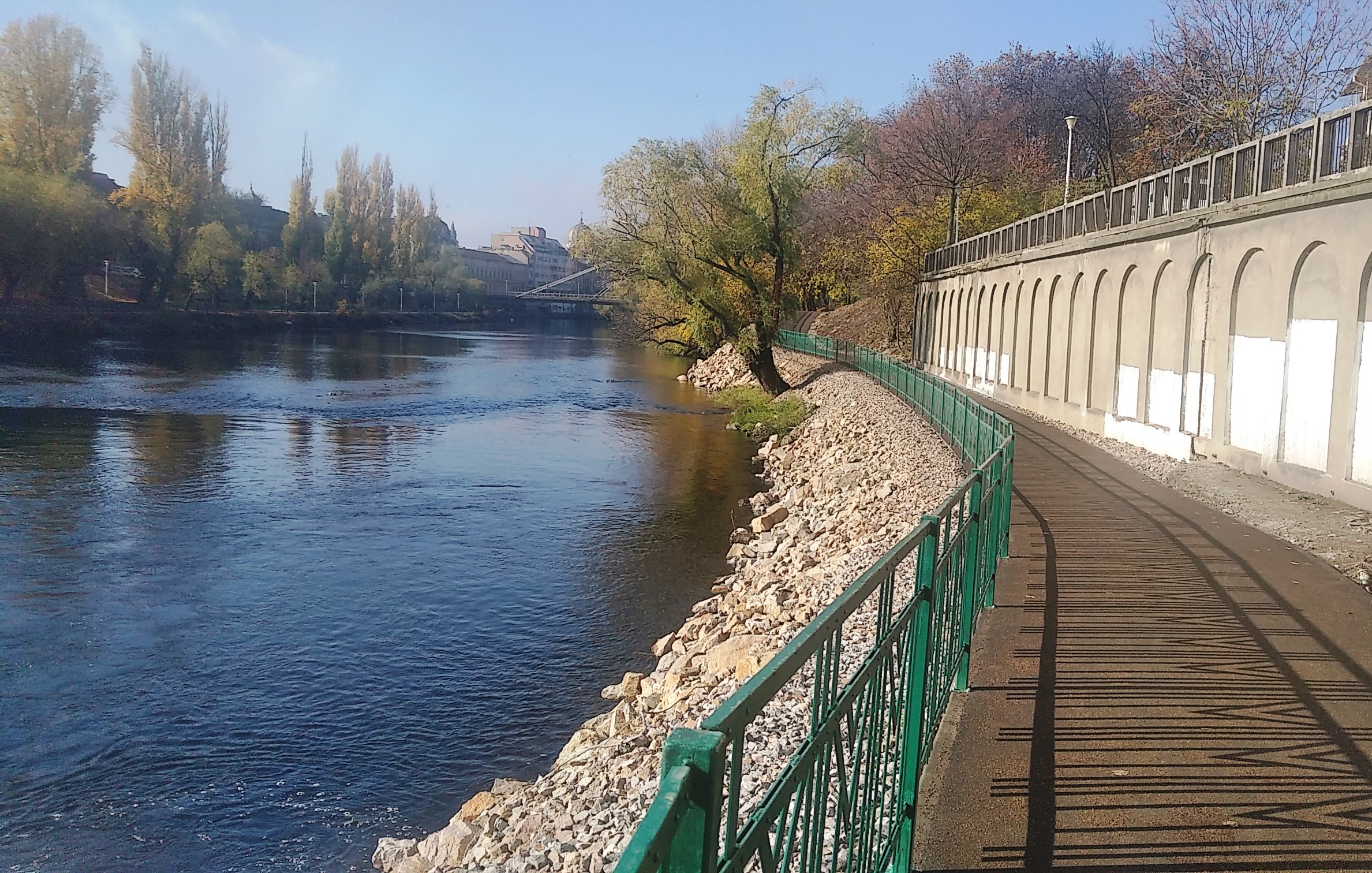 Megépült az Ezredévi emléktér (Libertă?ii park) és a strand sétány közötti promenád