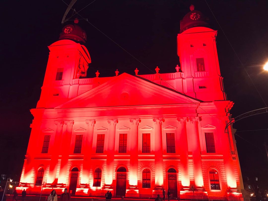 Vörös színbe borult a Debreceni Református Nagytemplom
