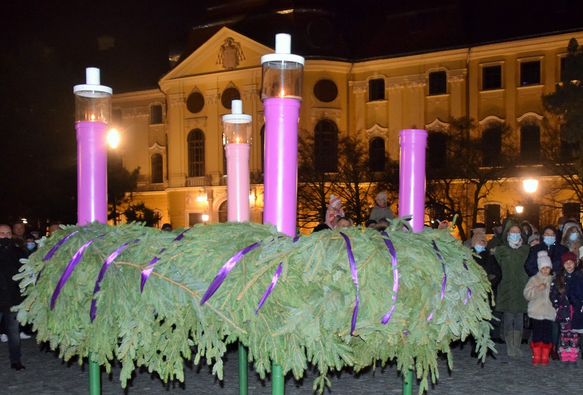 Fellobbant az öröm lángja Debrecen és Nagyvárad adventi koszorúin