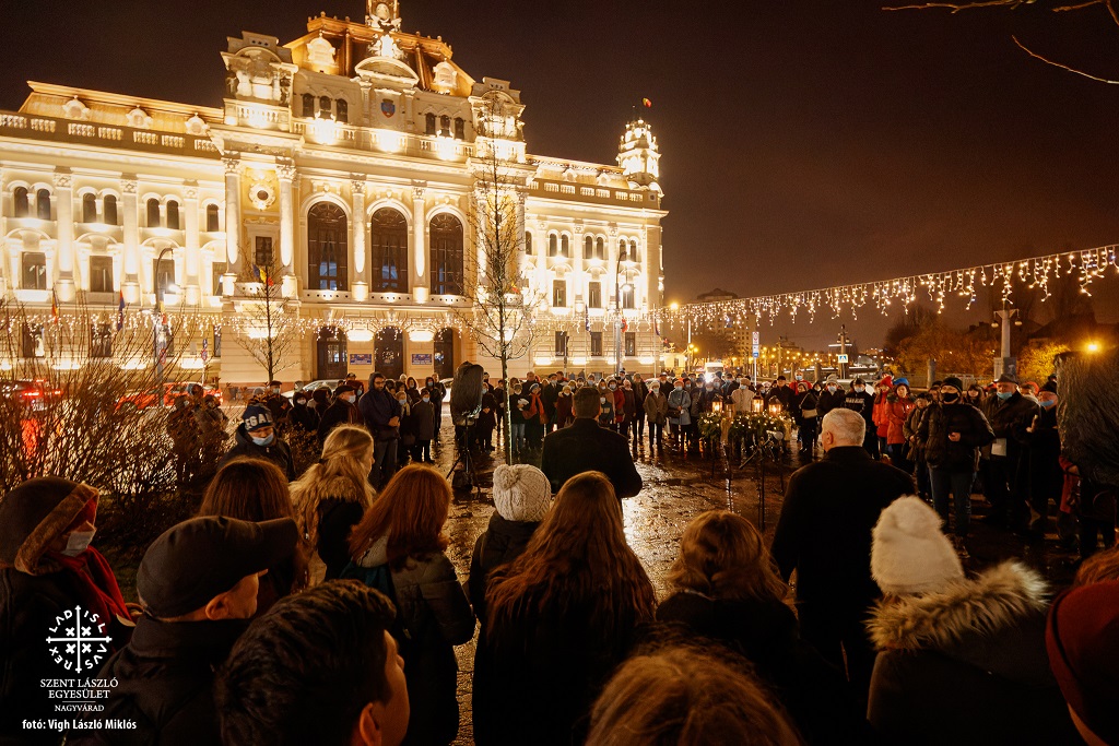 A negyedik gyertya lángja is fellobbant adventi koszorúinkon