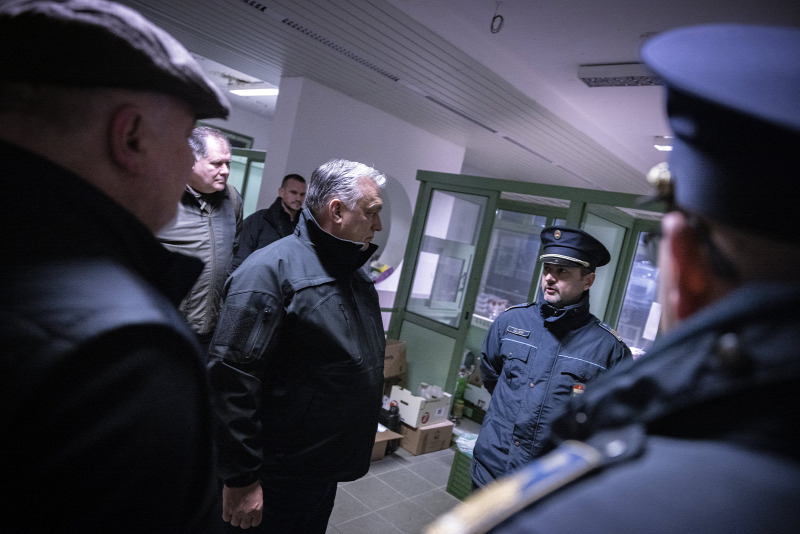 Orbán Viktor három napra a debreceni laktanyába tette át a székhelyét