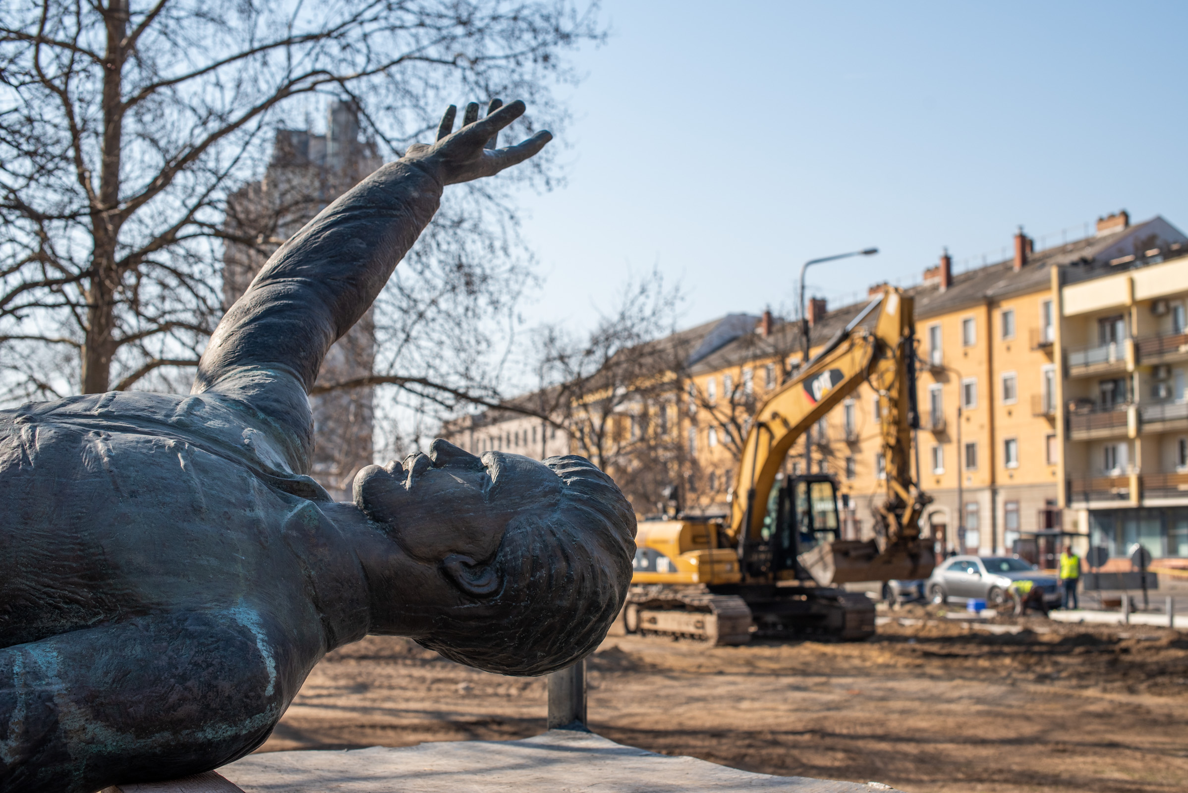 Megújulva tér vissza Petőfi szobra