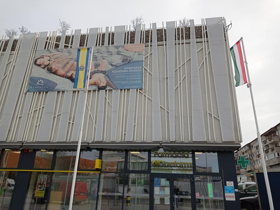 Új, kifogástalan állapotú darabra cserélték Debrecen zászlaját a váradrogériuszi piac előtt