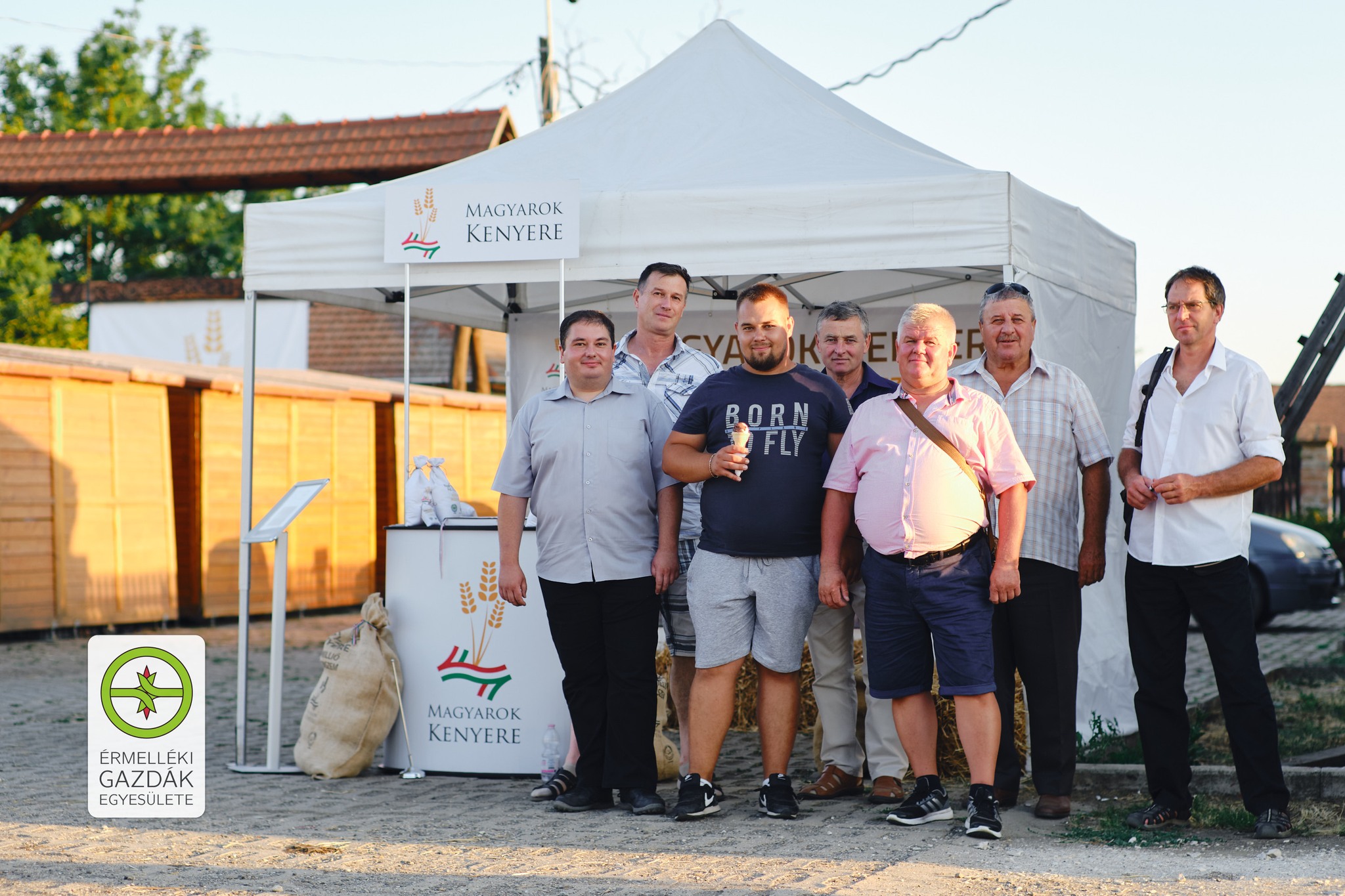 Búzaösszeöntő ünnep: az érmelléki gazdák is elvitték a térség gazdálkodói által gyűjtött búzamennyiség szimbolikus részét