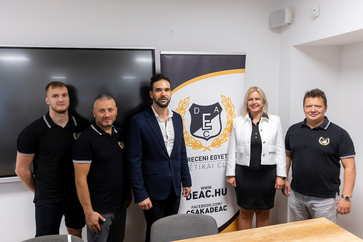 Nagy kihívás előtt a DEAC jégkorongcsapata