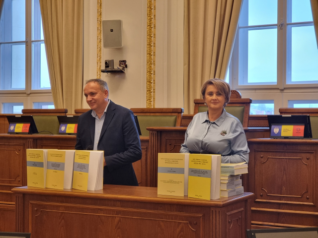 Kétnyelvű kiadványt mutattak be Nagyváradon, Erdély 1919 előtti történetéről