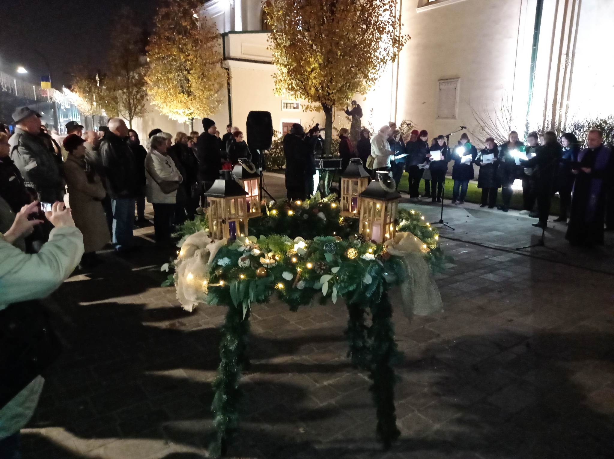 Újra áll adventi koszorú a nagyváradi Szent László téren