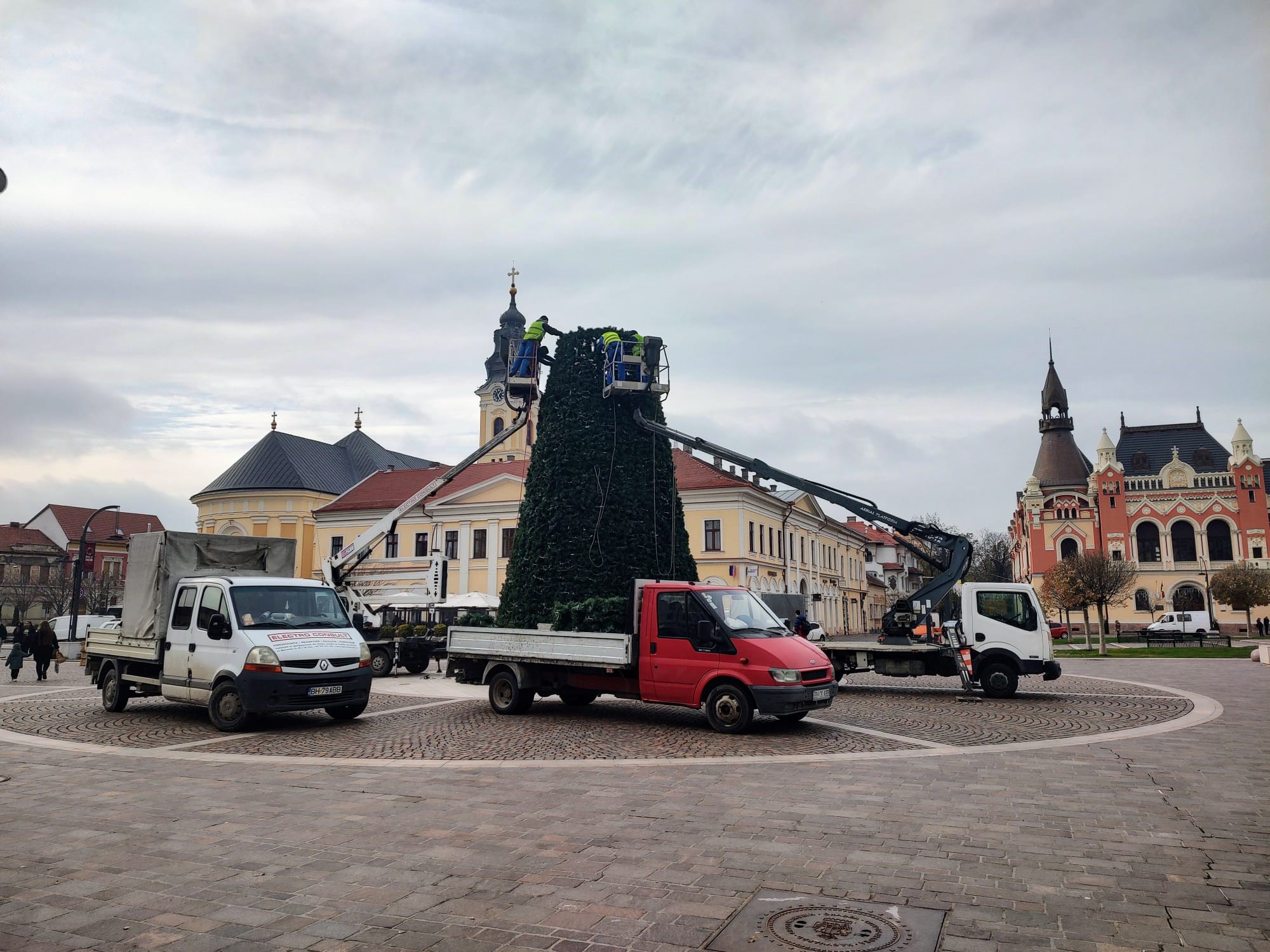 Debrecen és Nagyvárad karácsonyfája is áll már