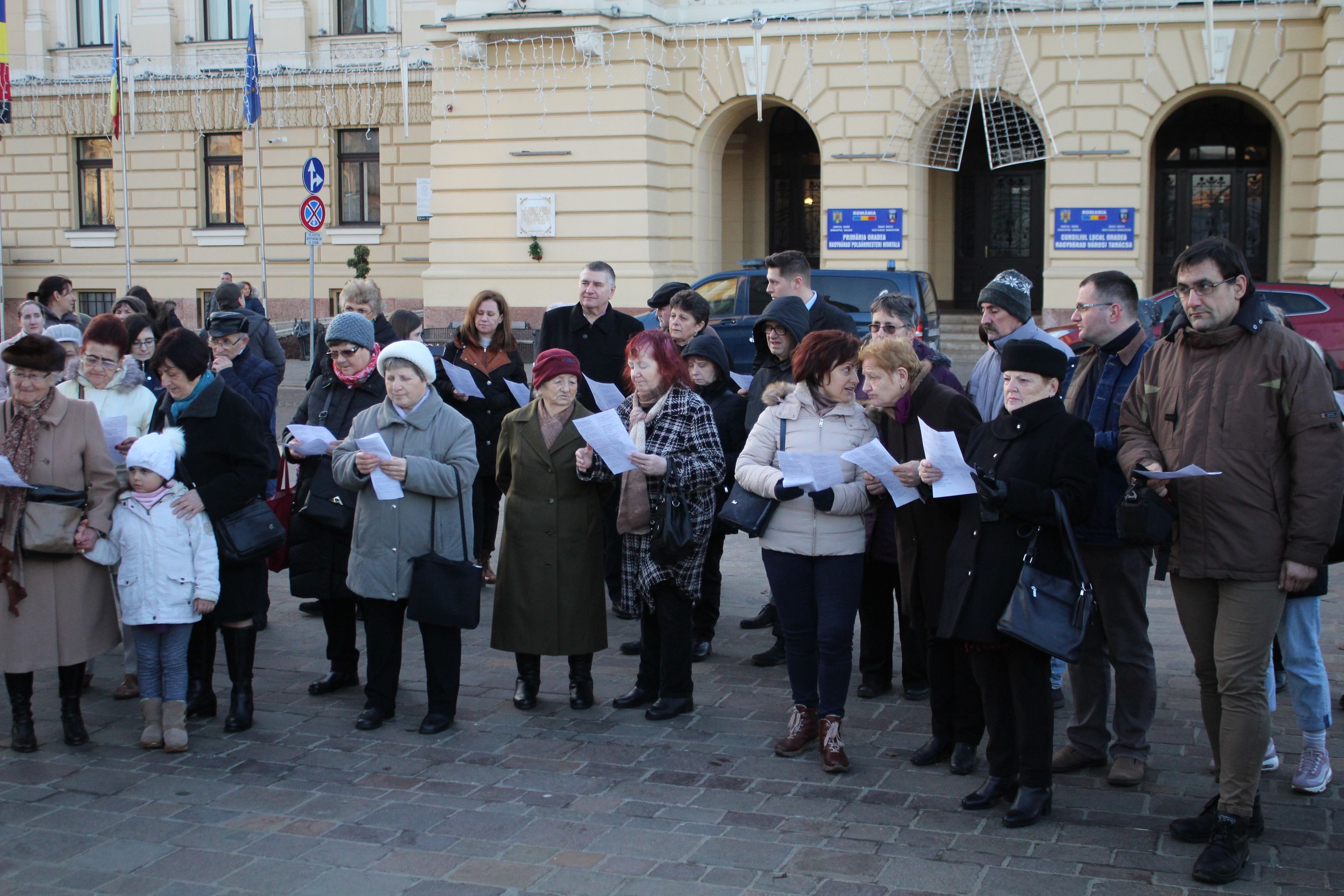 Karácsony első napján magyar énekektől volt hangos a Szent László templom előtti tér