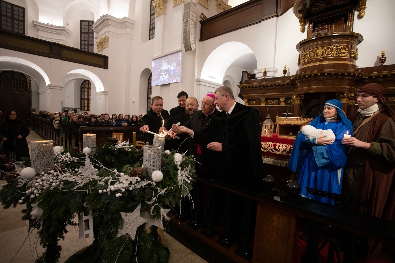 Mind a négy gyertya lángra lobbant Debrecen adventi koszorúján