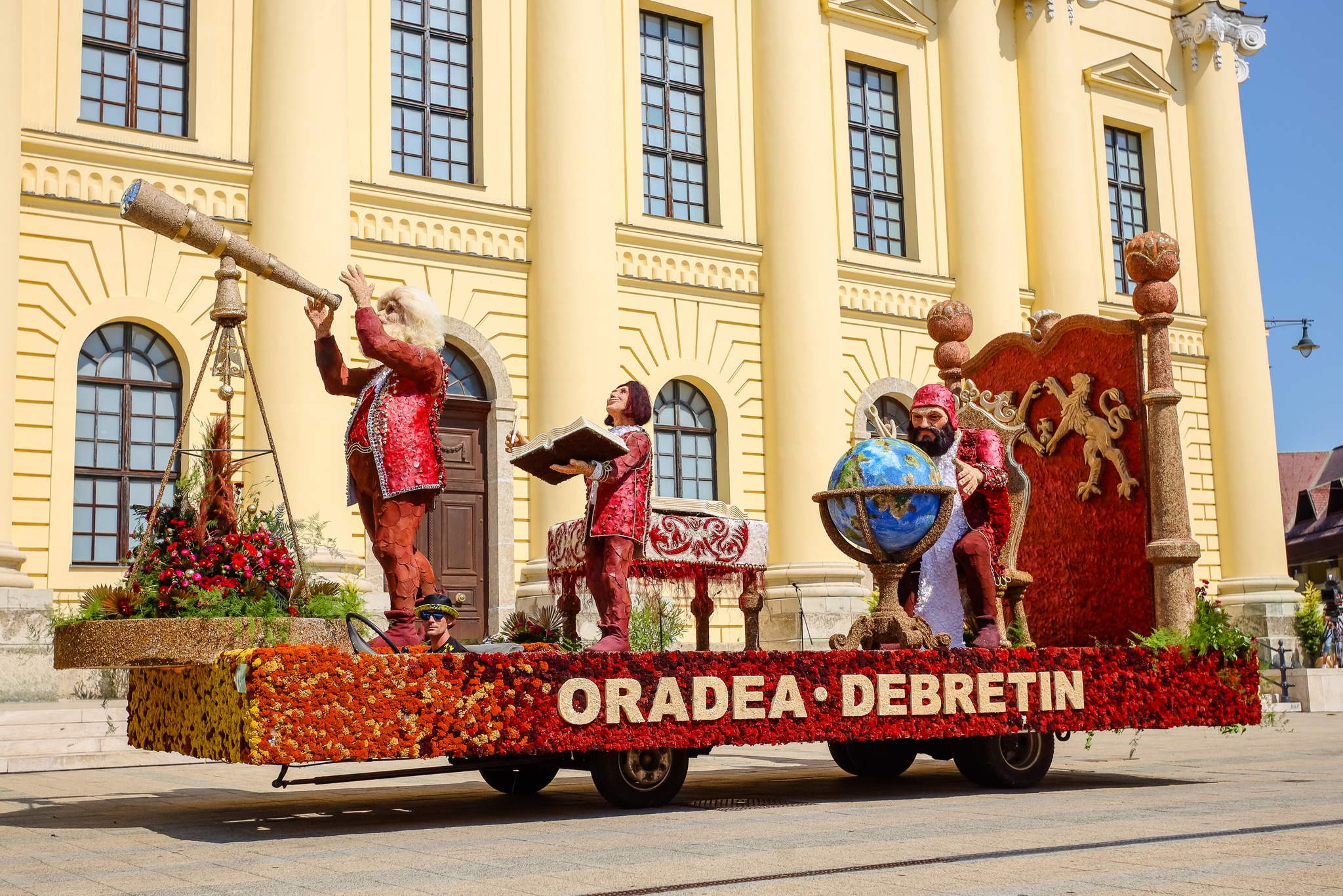 Virágkarnevál: Debrecen és Nagyvárad hagyományosan közös kocsija is felvonult