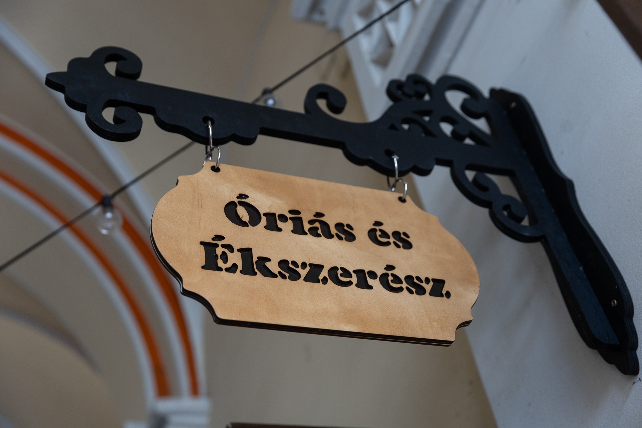 Emlékpontot kapott Szabó Lőrinc a nagyváradi születésű Löfkovits Arthur órás és ékszerész egykori boltjának helyén